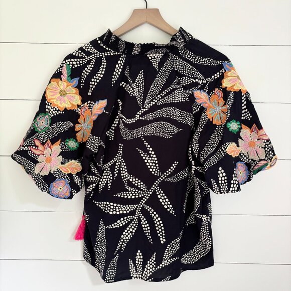 THML NWOT navy and cream blouse with embroidered flowers Size Small - Picture 5 of 5